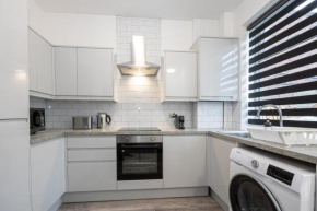 2 Ensuite Bed Home Near Shops